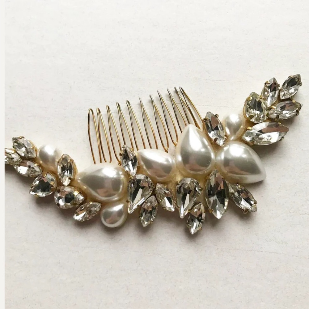 Hair comb with teardrop pearls and crystals